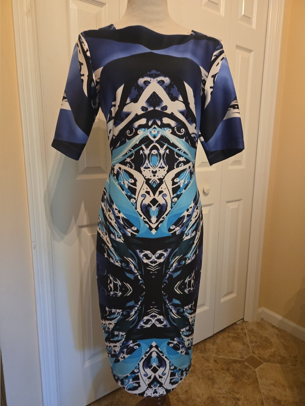 Gabby Skye Classic Blue and Black Printed Midi Dress Sz 6